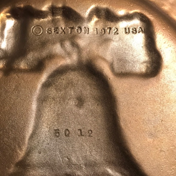 Sexton Gold plates-set of 2 - Picture 4 of 8
